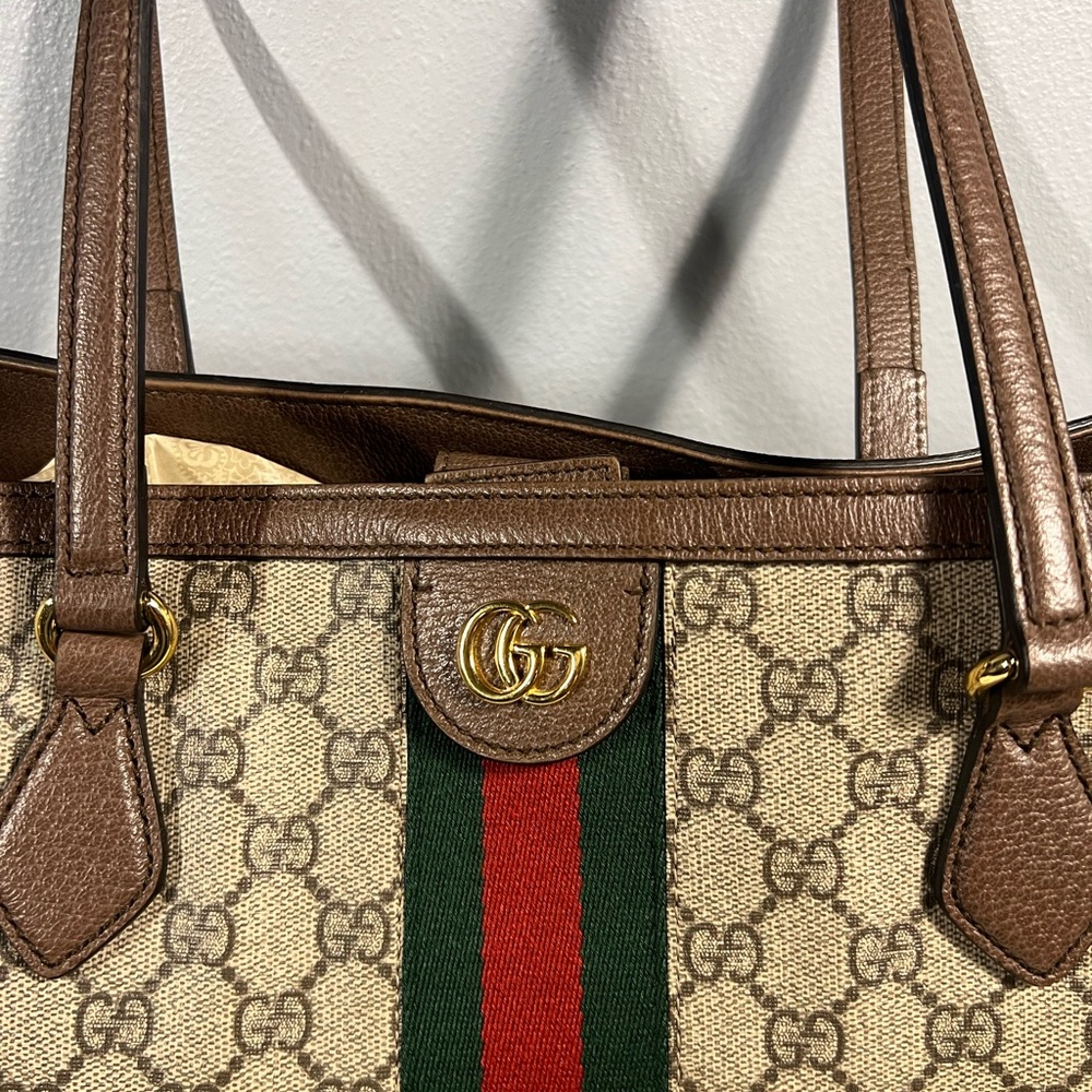 Gucci shoulder bag asking 1,100.00